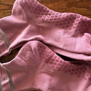 ALO Yoga Grip Socks in Dusty Pink Rose Size M/L